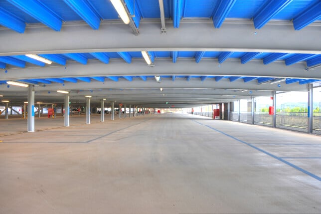 La structure sans poteaux intermédiaires permet un espace ouvert, lumineux et facilitant le stationnement La structure sans poteaux intermédiaires permet un espace ouvert, lumineux et facilitant le stationnement