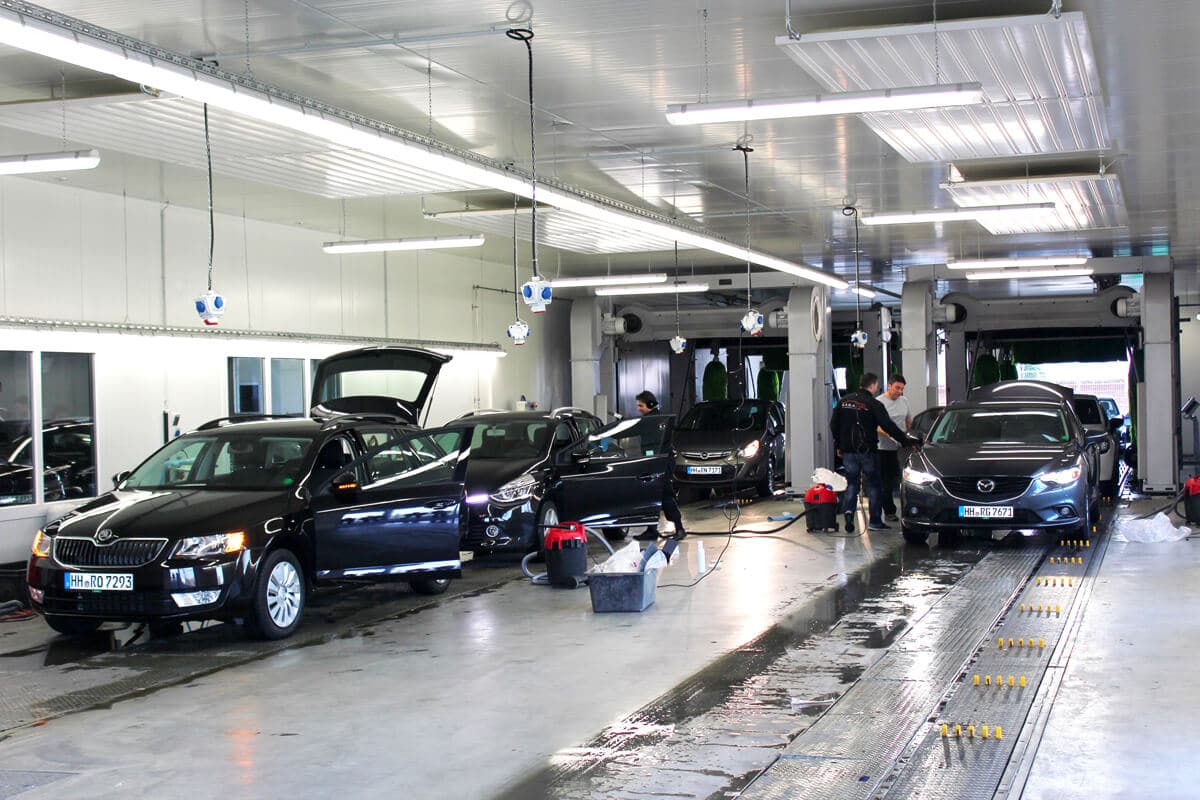 Parking équipé d’un tunnel de lavage