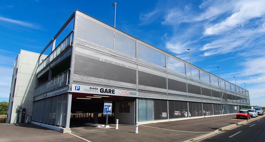 Parking silo en superstructure pour une gare