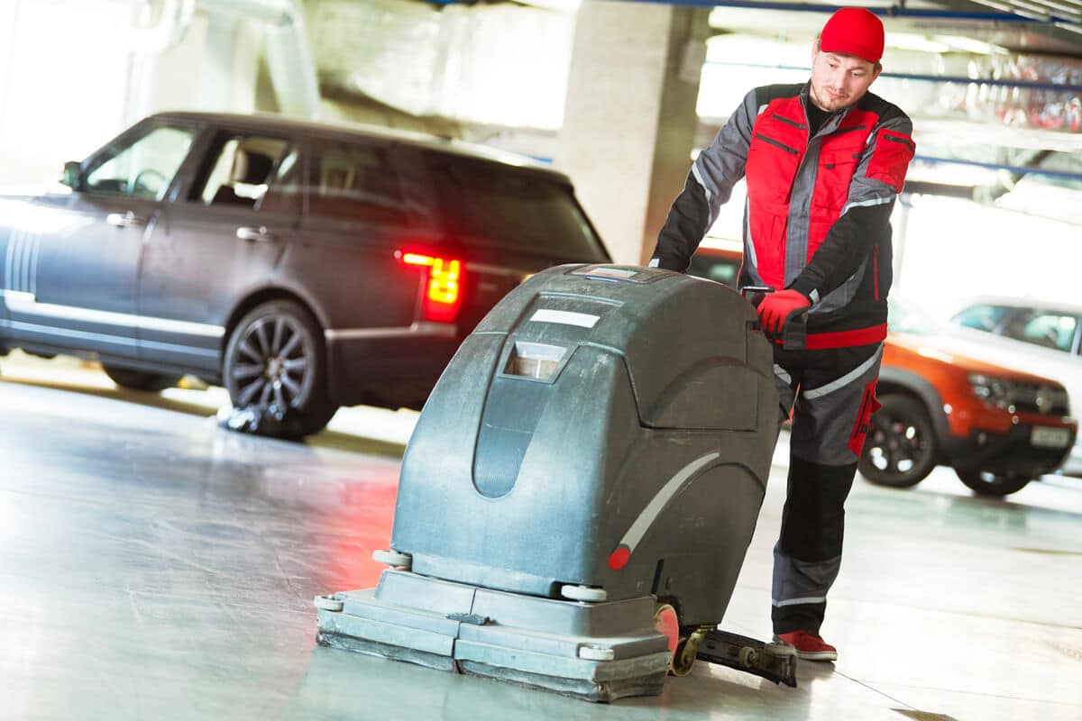Le lavage et le séchage régulier des sols du parking élimine les mauvaises odeurs et le risque de glissage pour les piétons.