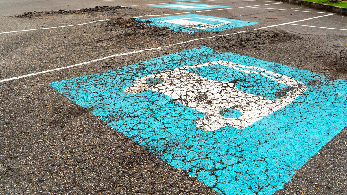 Pour les planchers de parking, si les microfissures ne sont pas détectées et colmatées à temps, le risque est que le revêtement se désagrège et forme des nids-de-poule.